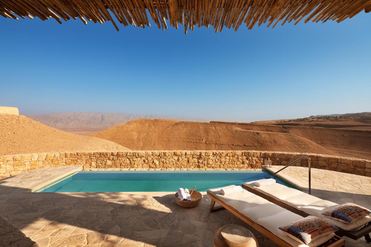 piscina no alto com vista para deserto