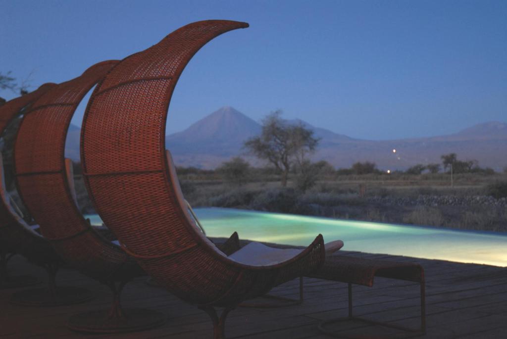 cadeiras de costas para piscina e paisagem de deserto e montanha