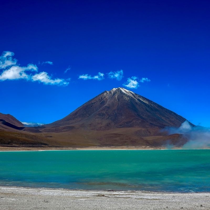 montanha e céu azul com lagoa azul turquesa a frente