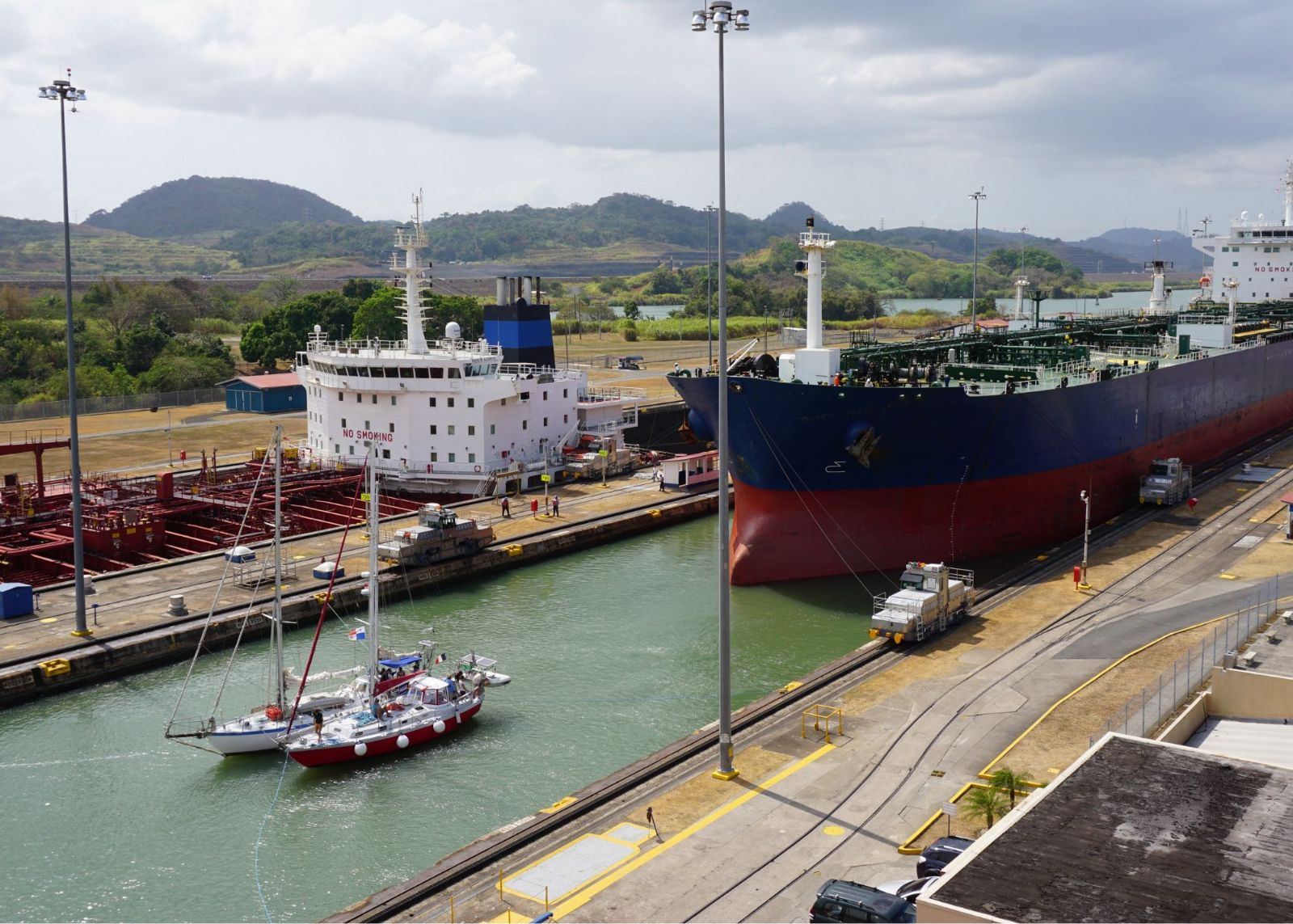 navio fazendo passagem pelo canal do panama