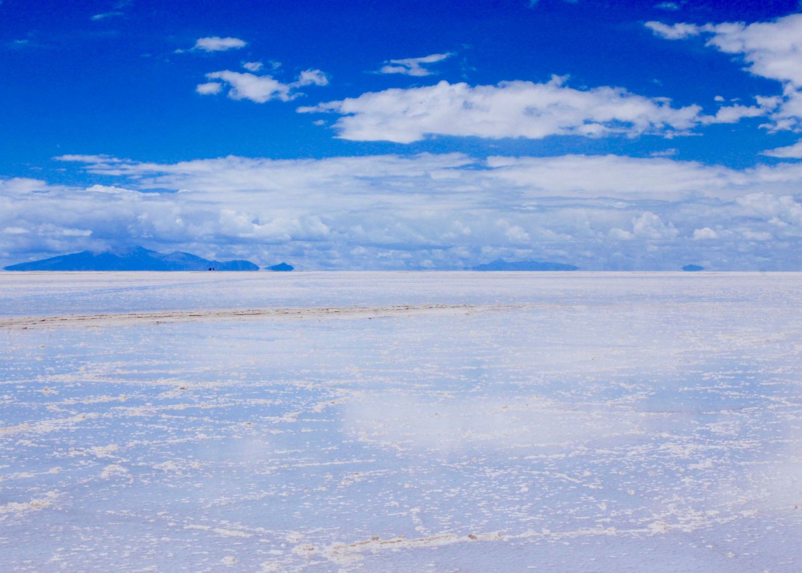 salar de paisagem infinita com céu azul