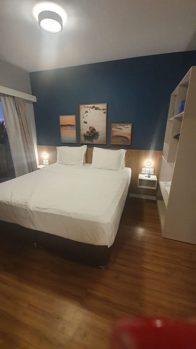 Cama e quarto do hotel