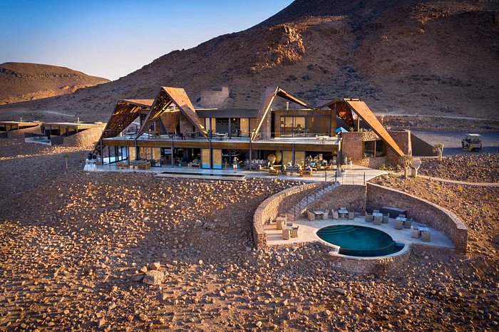 construção com piscina no meio do deserto