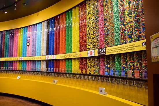 fileiras de tubos de confeitos coloridos de loja mm's