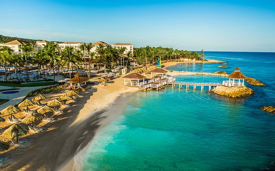 hotel e cabanas em praia turquesa