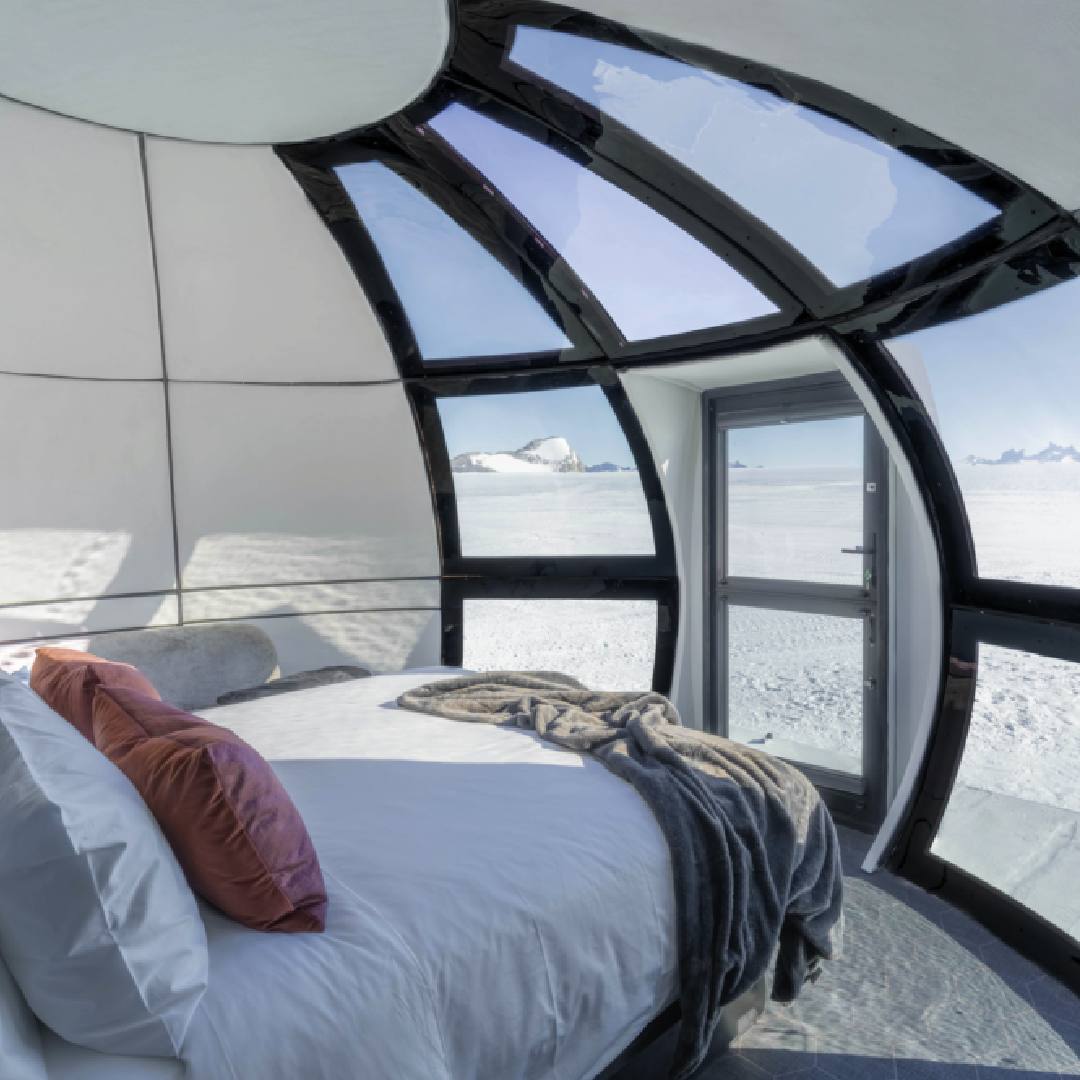 quarto dentro de construção cápsula com cama neve por fora